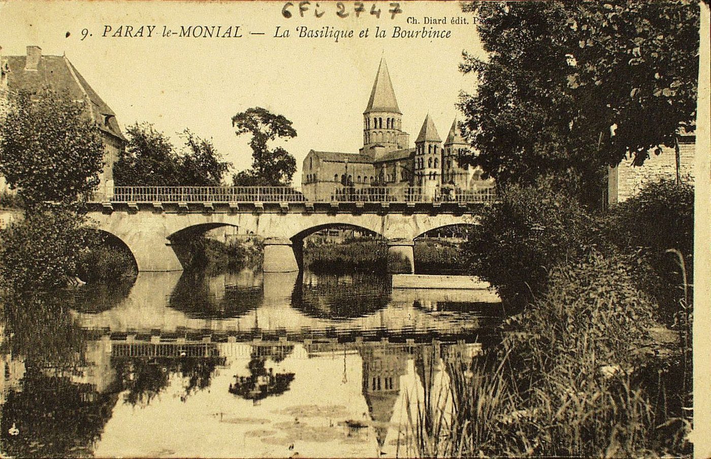 Paray-le-Monial. La basilique et la Bourbince.