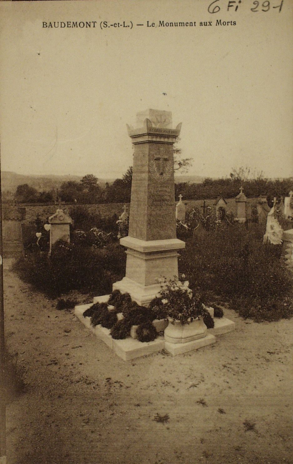 Baudemont. Le monument aux morts.