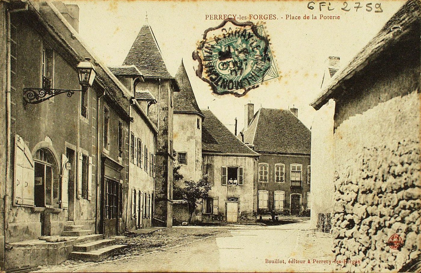 Perrecy-les-Forges. Place de la Poterie.
