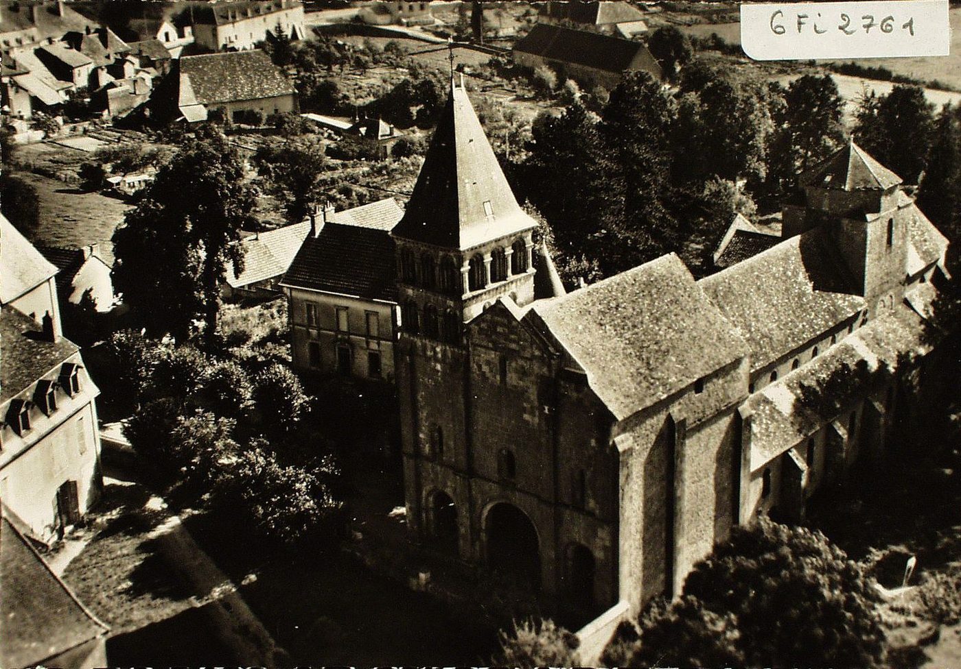 En avion au dessus de ... Perrecy-les-Forges. L'église, monument historique (XIIe s.).
