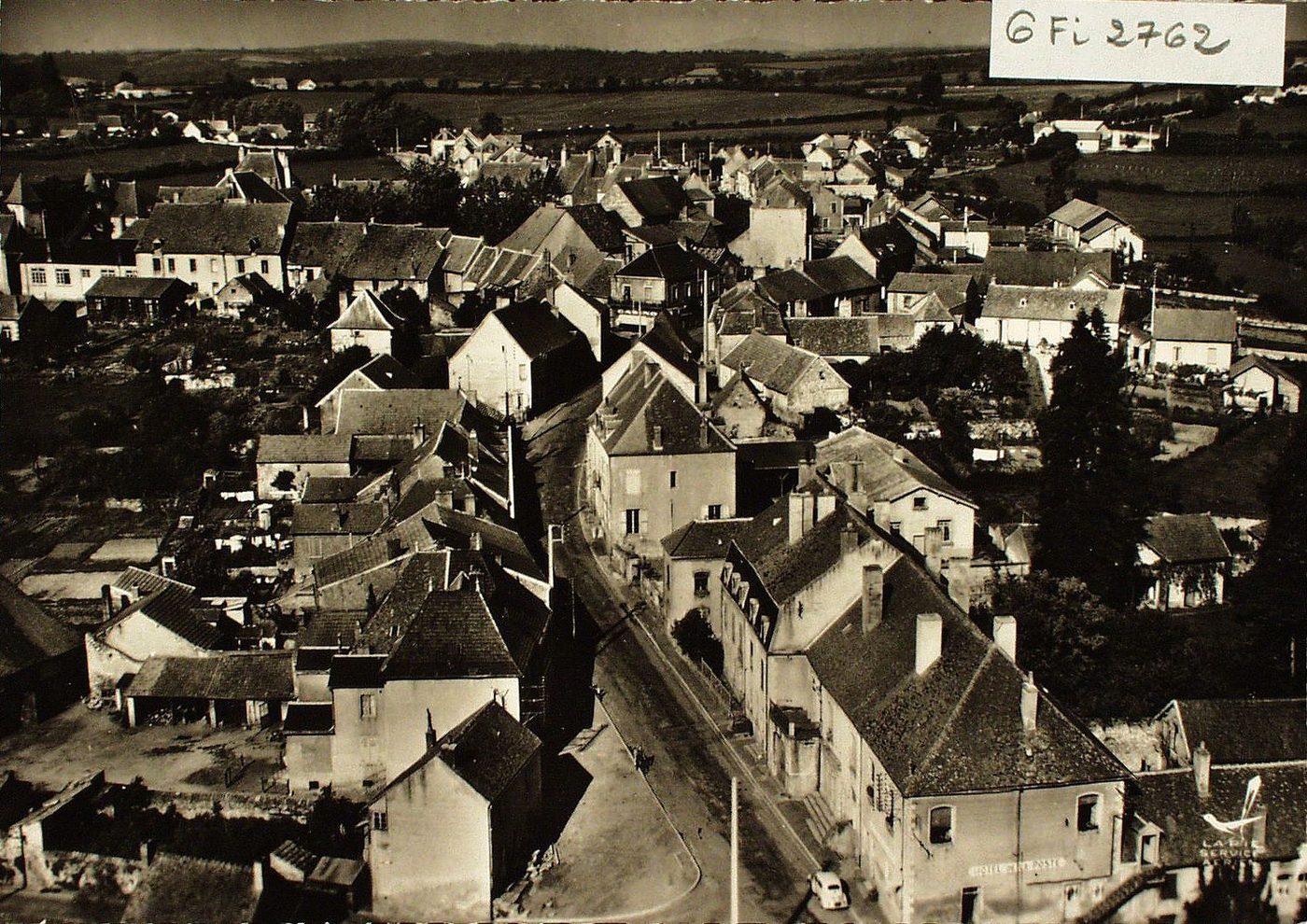 En avion au dessus de ... Perrecy-les-Forges. Vue générale. La grande rue, les écoles.