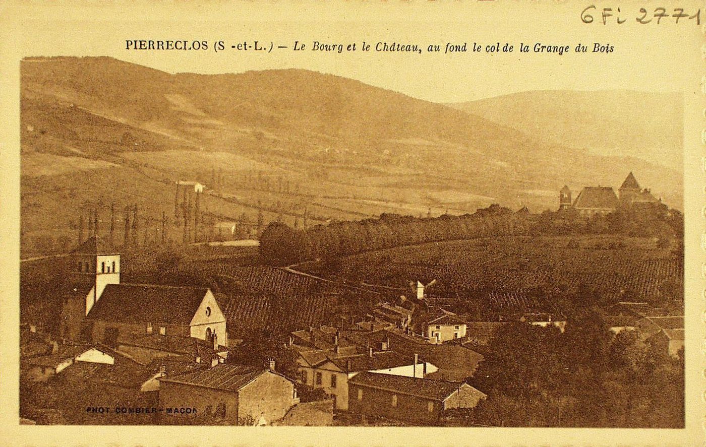 Pierreclos. Le bourg et le château, au fond le col de la Grange du Bois.