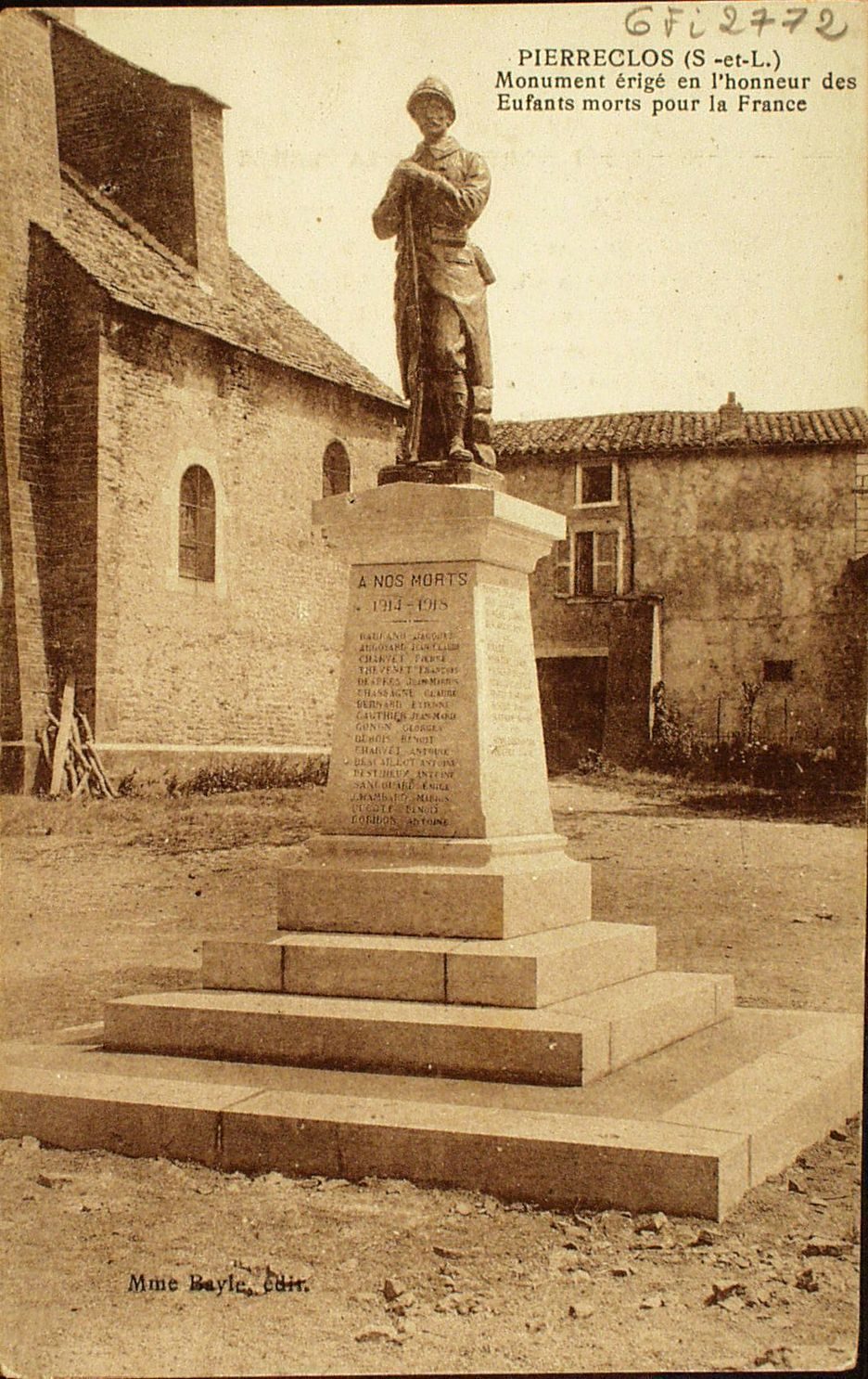 Pierreclos. Monument érigé en l'honneur des enfants morts pour la France.
