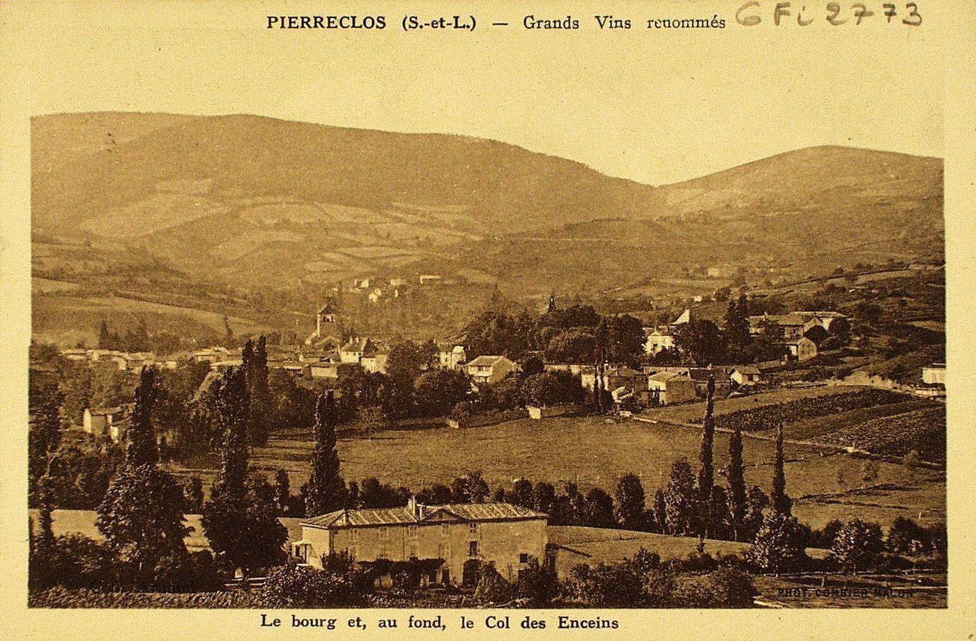 Pierreclos. Grands vins renommés. Le bourg et, au fond, le Col des Enceints.