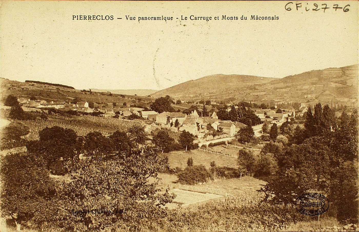 Pierreclos. Vue panoramique. Le Carruge et monts du Mâconnais.