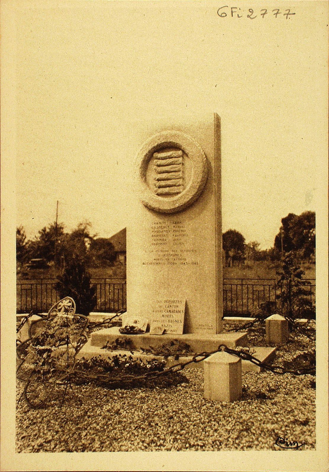 Authumes. Monument élevé à la mémoire de six habitants d'Authumes qui moururent en déportation, victimes innocentes de la barbarie nazie.