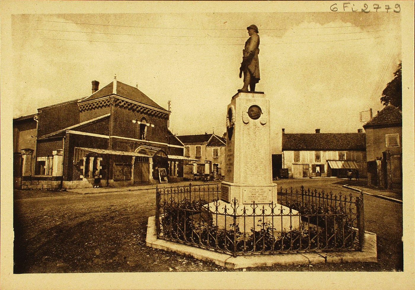 Pierre. Monument élevé à la glorieuse mémoire des enfants de Pierre tombés pour la France en 1914-1918 et sur lequel sont aussi gravés les noms de ses fils morts pour la patrie, de 1939 à 1945.