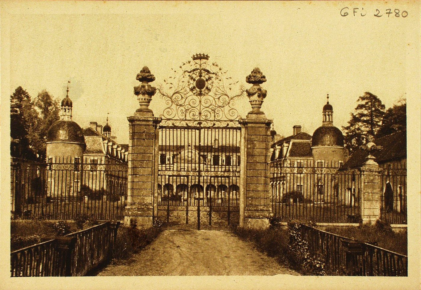 Pierre. Château de Pierre. Vue générale. Au premier plan, le pont d'entrée et la grande grille d'honneur, magnifique travail de la fin du 18e s. Au centre, de la dentelle de fer forgé, les armes des Thiard, entourées du collier des ordres du roi.