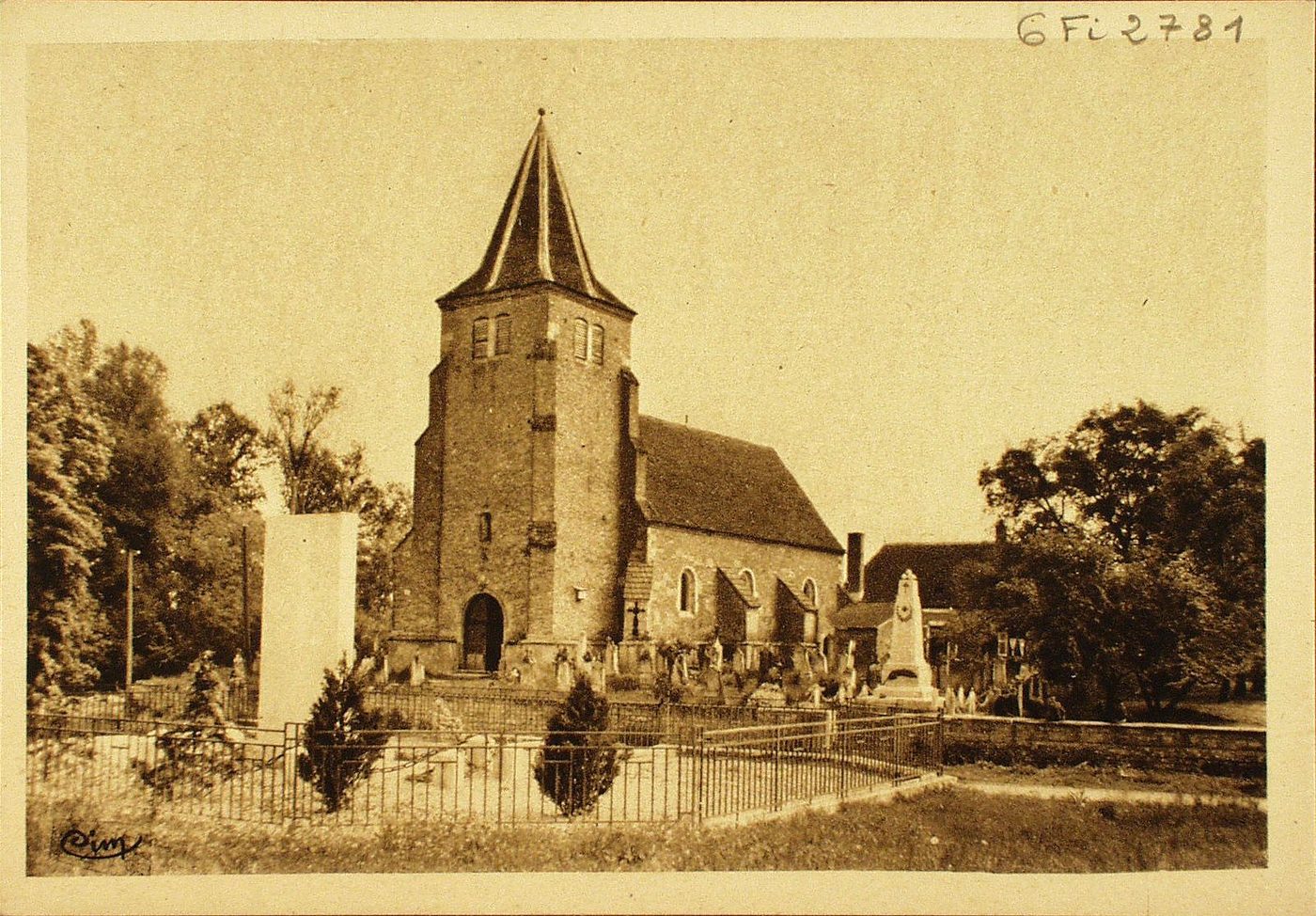 Authumes. Vue générale de l'église, avec, au premier plan le monument élevé à la mémoire des enfants d'Authumes déportés et morts, victimes de la barbarie allemande (1943-1945).