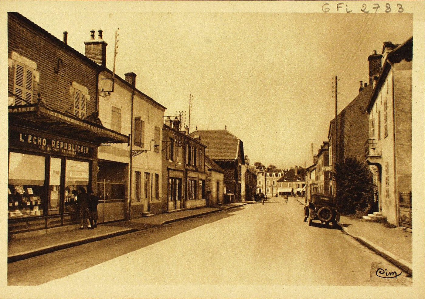 Pierre. Pierre, chef-lieu de canton de la Bresse à la renommée mondiale, est située à 30 kms de Louhans, 40 de Chalon-sur-Saône, 35 de Dôle et de Lons-le-Saunier (Jura), 45 de Beaune et 65 de Dijon (Côte d'Or). Le Doubs, rivière poissonneuse par excellence, coule à quelques kilomètres de cette accueillante petite cité.