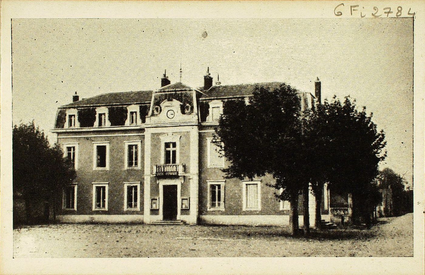 Pierre-de-Bresse. La mairie. Pierre, chef lieu de canton de la Bresse à la renommée mondiale, est situé à 31 kilomètres de Louhans, 40 de Chalon-sur-Saône, 35 de Dôle et de Lons-le-Saunier (Jura), 45 de Beaune et 65 de Dijon (Côte d'Or). Le Doubs, la rivière poissonneuse par excellence, coule à quelques kilomètres de cette accueillante petite cité.
