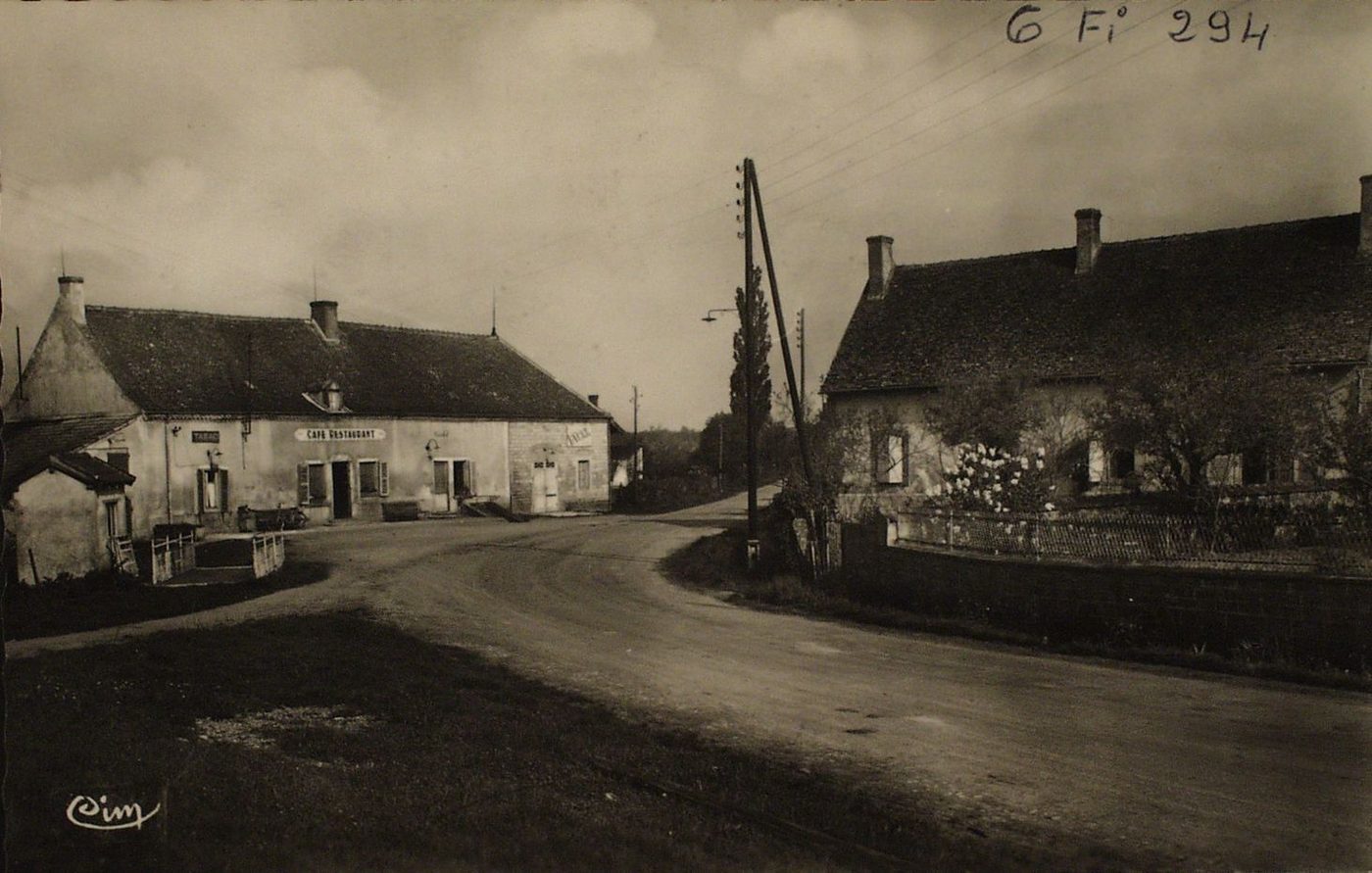Baudrières. Route de la Gare.