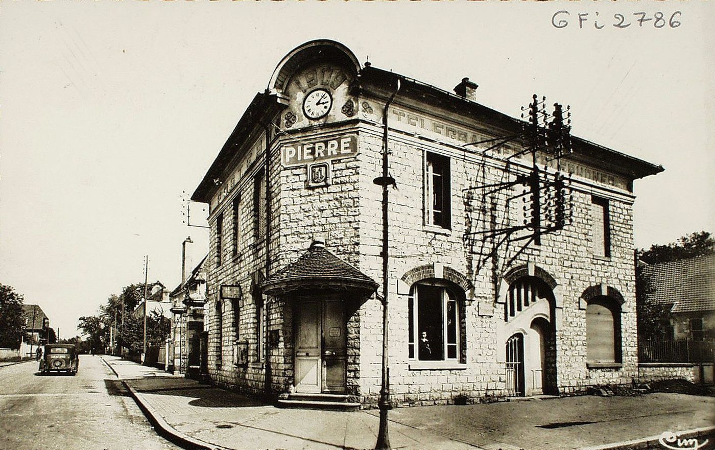 Pierre-de-Bresse. Pierre, chef-lieu de canton de la Bresse à la renommée mondiale, est situé à 30 km. de Louhans, 40 de Chalon-sur-Saône, 35 de Dôle et de Lons-le-Saunier (Jura), 45 de Beaune et 65 de Dijon (Côte d'Or). Le Doubs, rivière poissonneuse par excellence, coule à quelques kilomètres de cette accueillante petite cité.