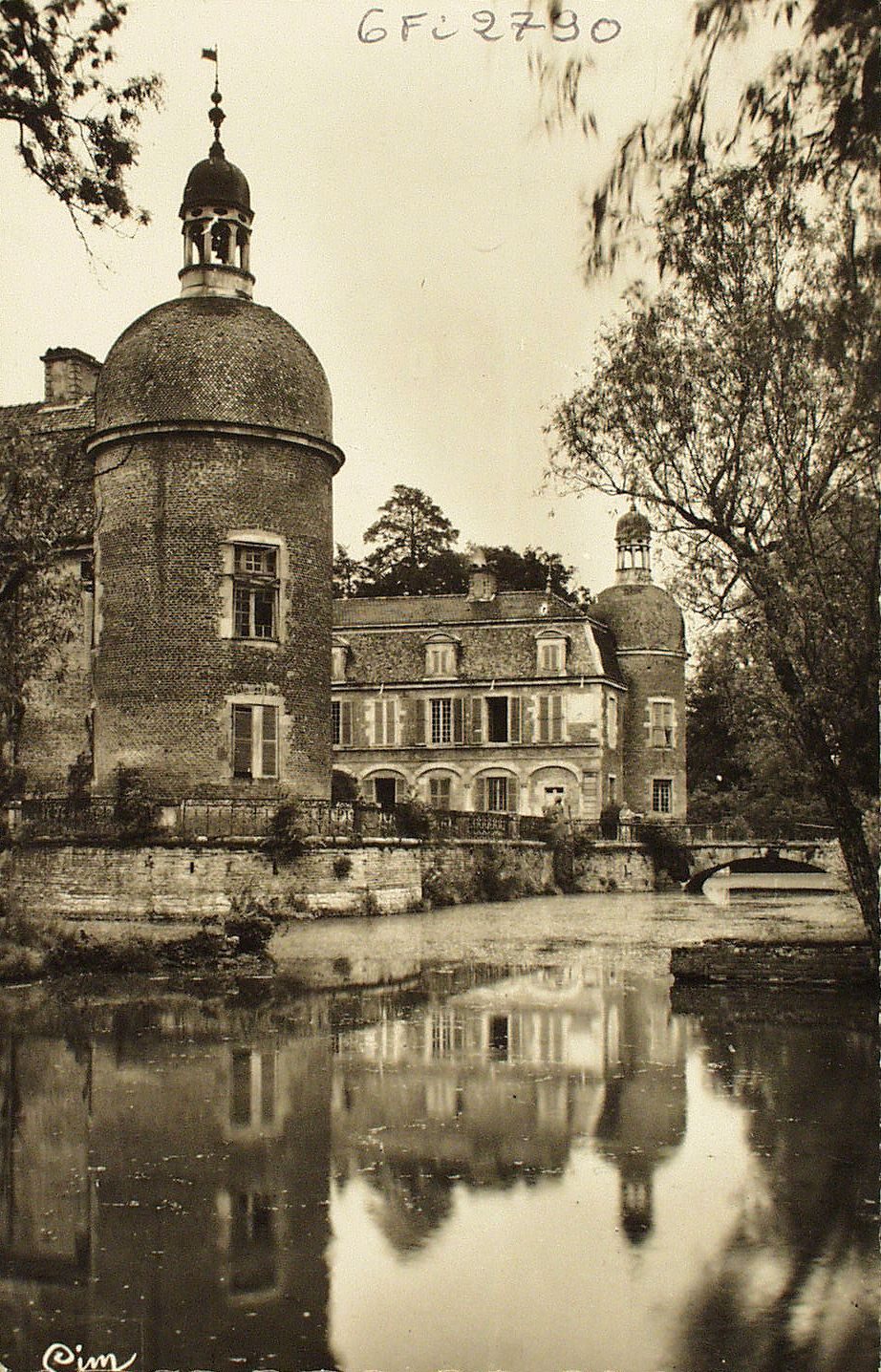 Pierre-de-Bresse. Le château.