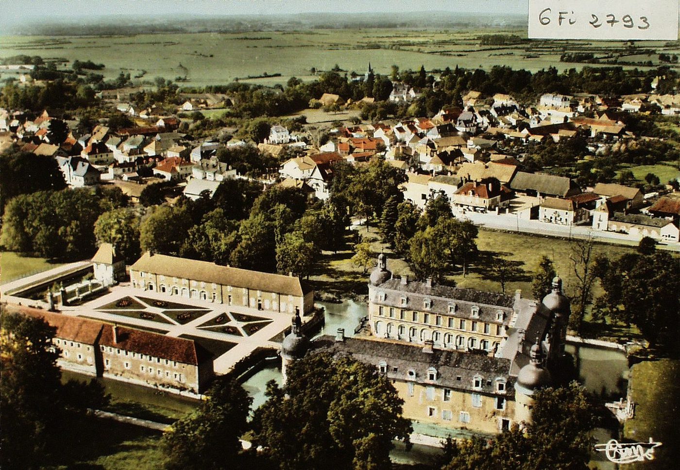 Pierre-de-Bresse. Vue générale aérienne. Au 1er plan, le château.
