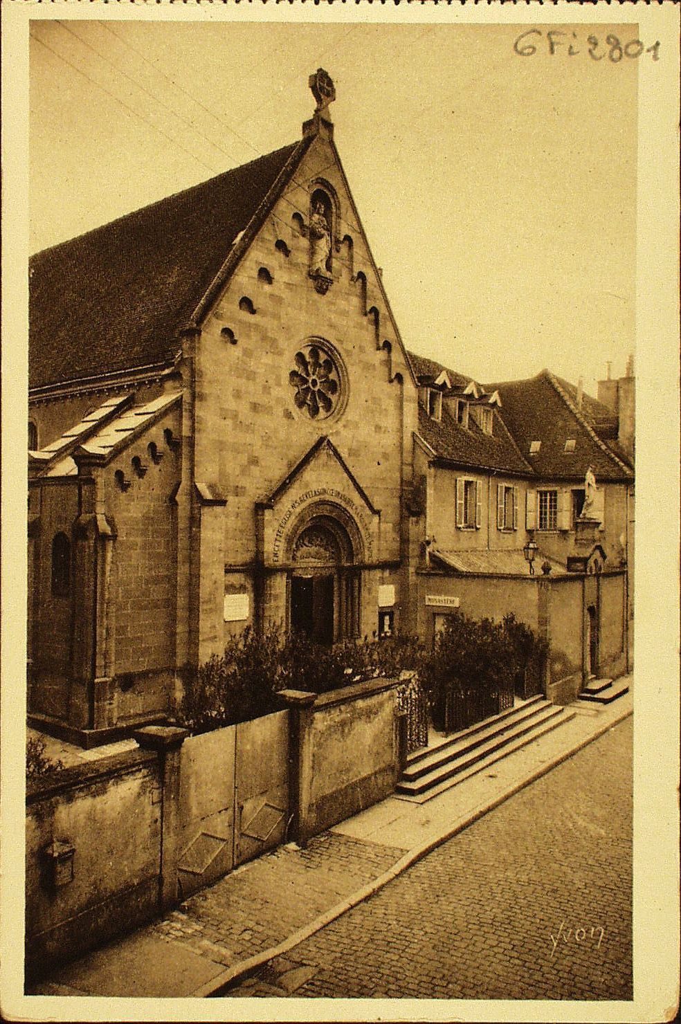 La douce France. Paray-le-Monial. Chapelle et façade extérieure du monastère de la Visitation de Paray où sainte Marguerite-Marie Alacoque fut reçue le 20 juin 1671.