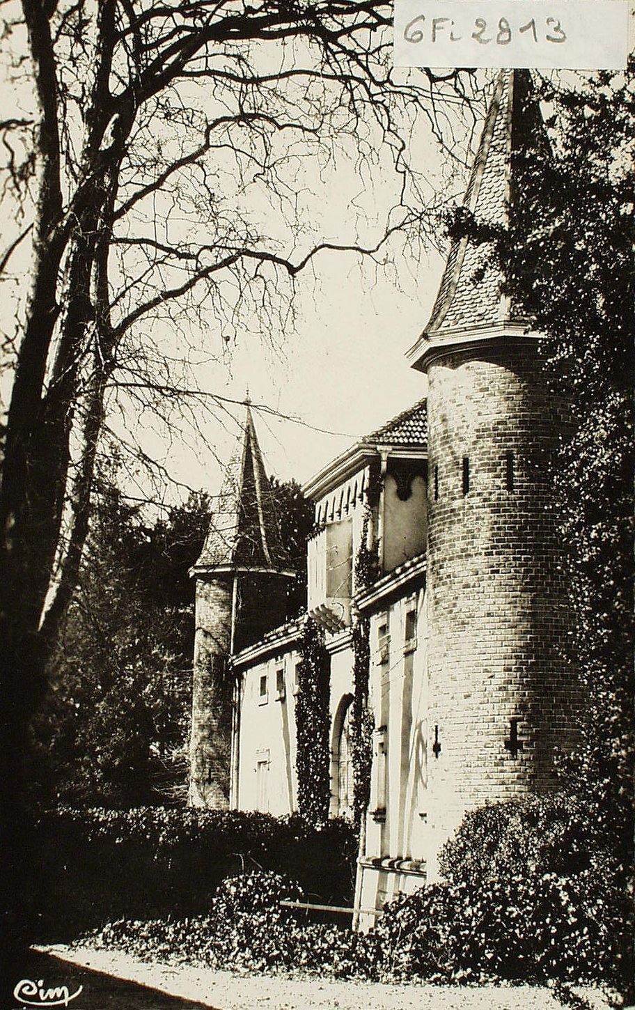 Pressy-sous-Dondin. Le château.