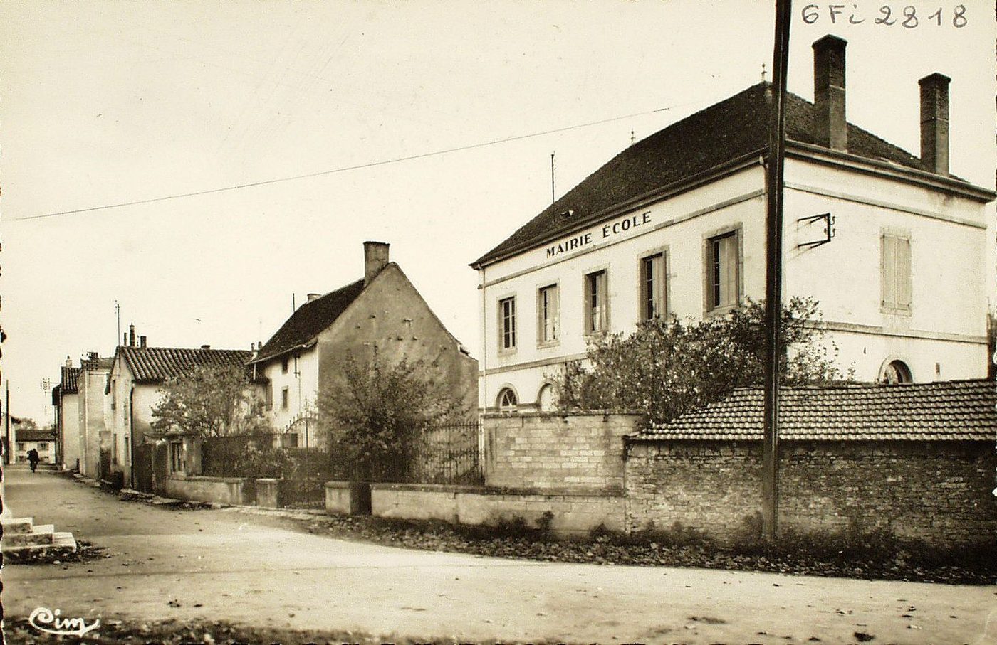 Préty. Mairie et école.