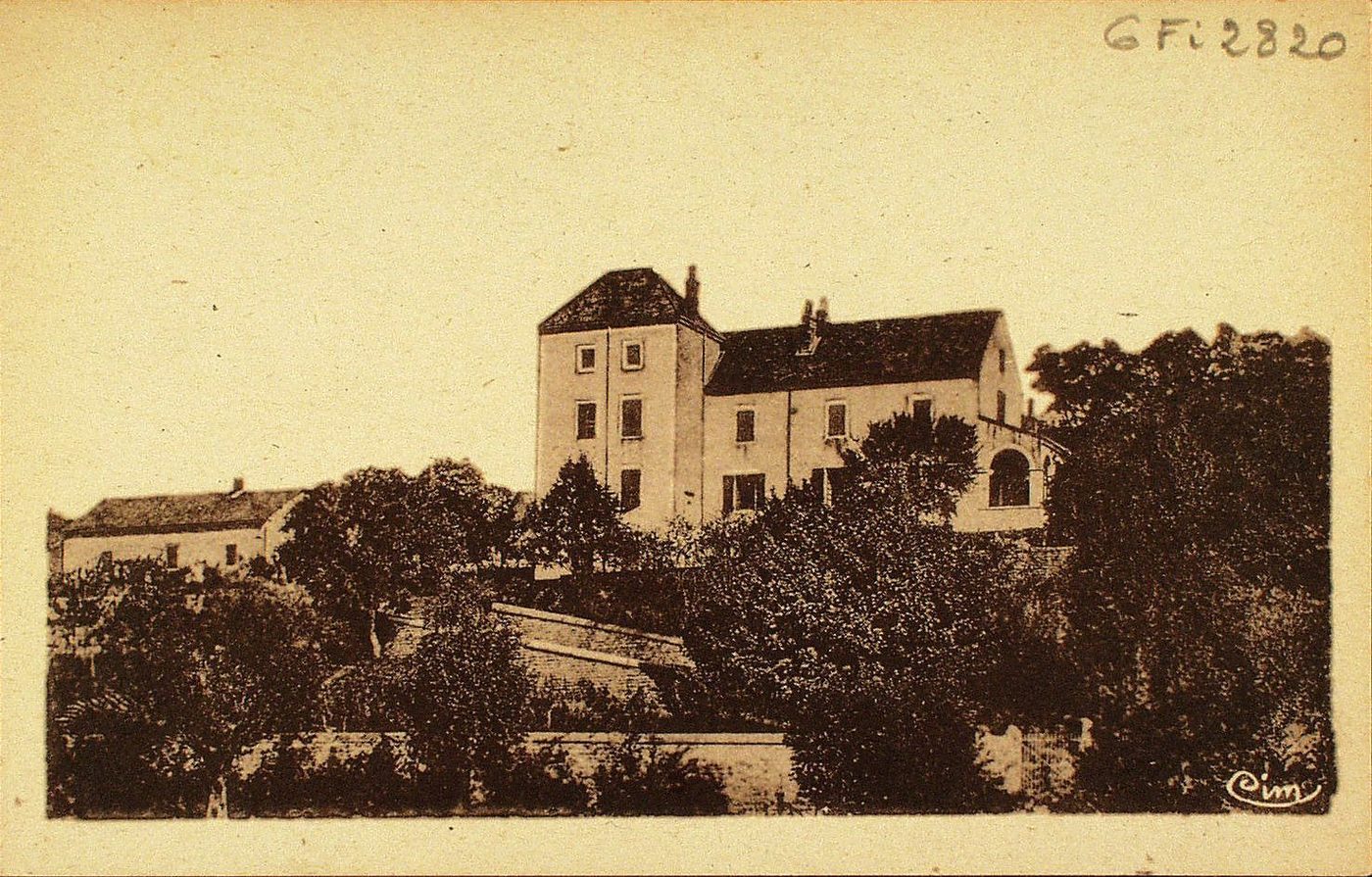 Environs de Tournus-Préty. Château des Pendants (XIXe s.). Propriété de Madame Gauthey. Au dessus de la porte d'entrée, armoiries anciennes de Saulnier de Lanoue, famille de Tournus, originaire du Charollais et qui a donné à l'épiscopal le célèbre Pierre Saulnier, évêque d'Autun, au XVIe s., député aux états généraux de 1593.