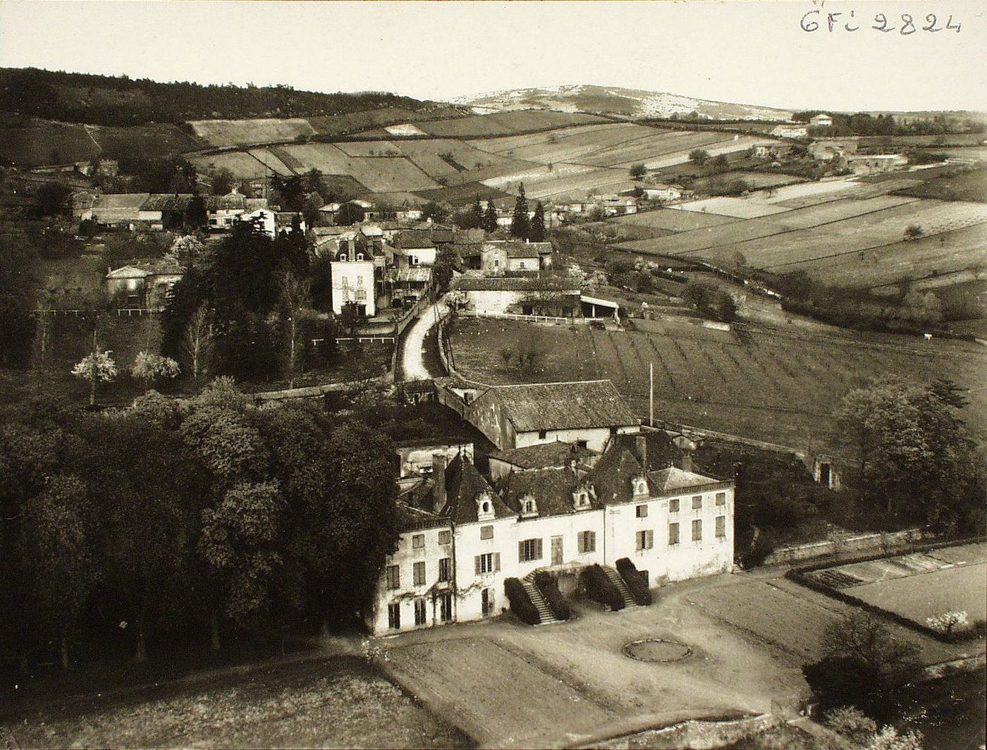 Château de Monceau Lamartine. Prissé. Vue générale aérienne.
