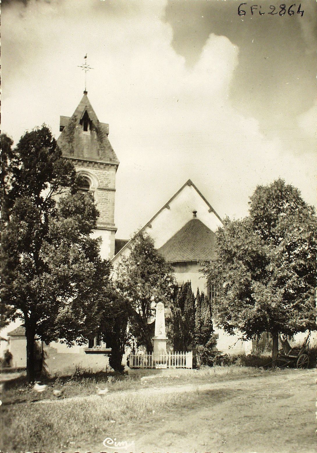 Reclesne. L'église et le monument aux morts.