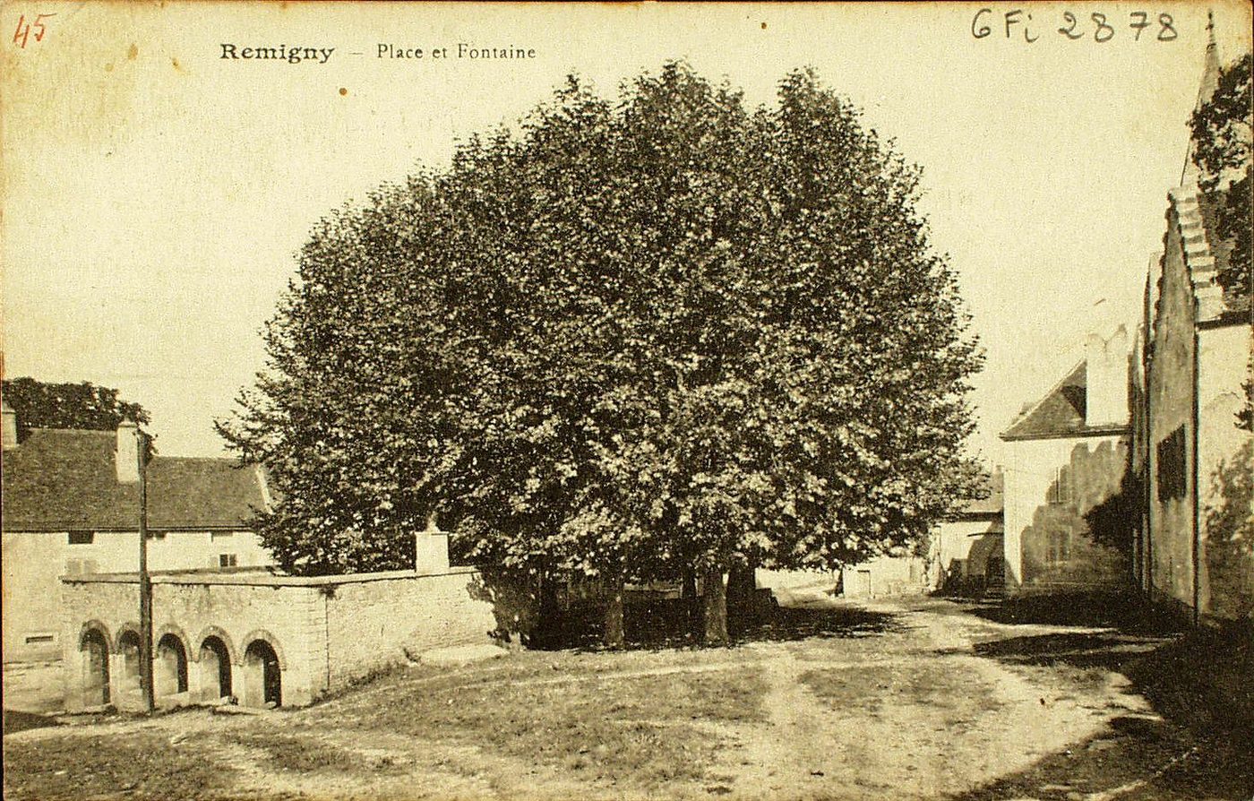 Remigny. Place et fontaine.