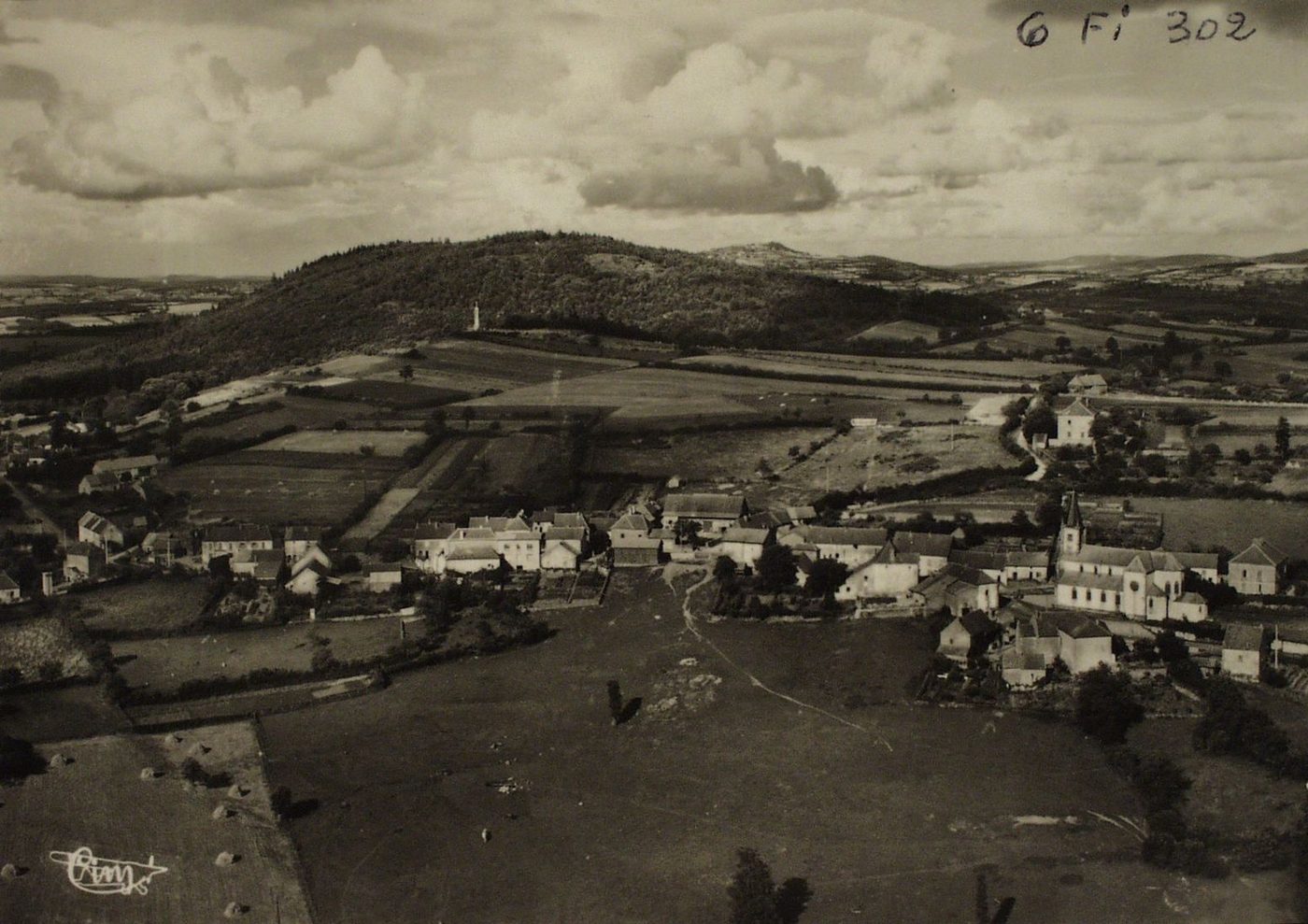 Beaubery. Vue générale aérienne. Au fond la montagne de Suin.
