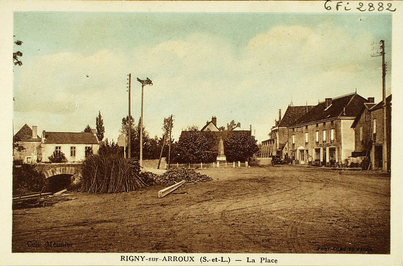 Rigny-sur-Arroux. La place.