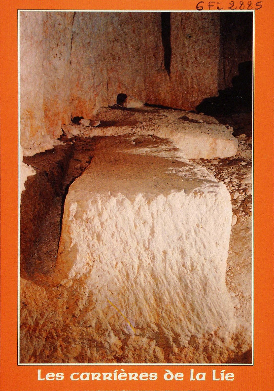 La Roche-Vineuse. Les carrières de la Lie. Ebauche de sarcophage gallo-romain découvert dans la salle souterraine.