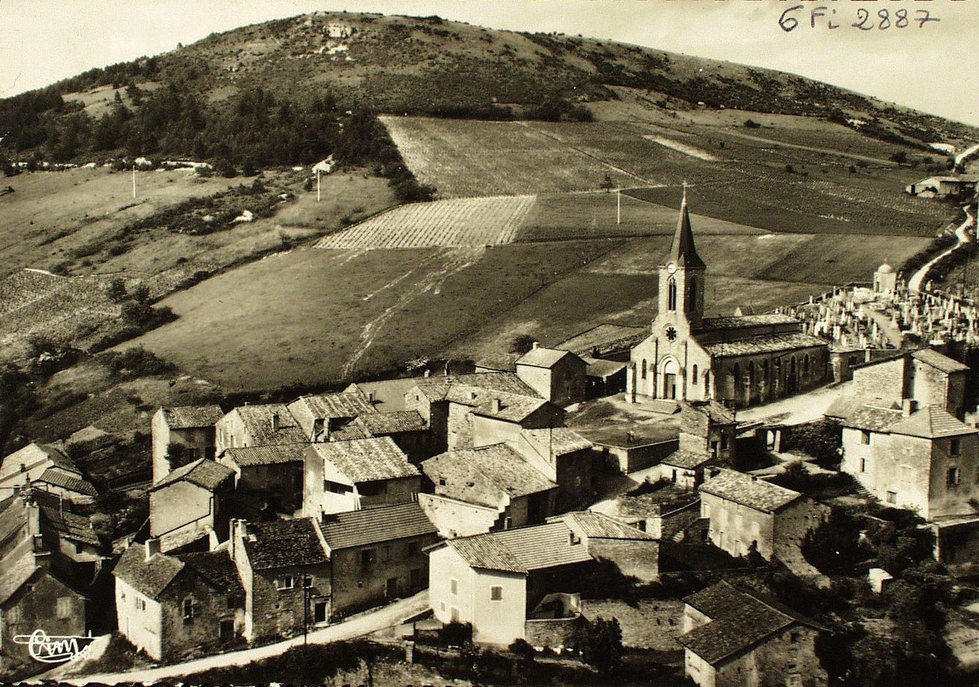 La Roche-Vineuse. Vue aérienne. Quartier de l'Eglise. Au fond, montagne de la Rochette.