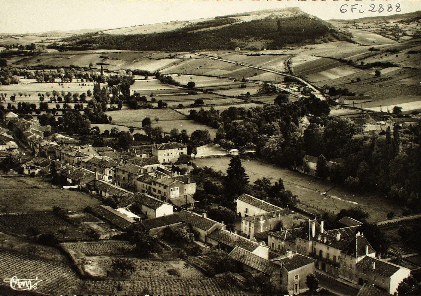 La Roche-Vineuse. Vue aérienne. Quartier du Chauchet. Au fond, montagne de Saint-Claude.