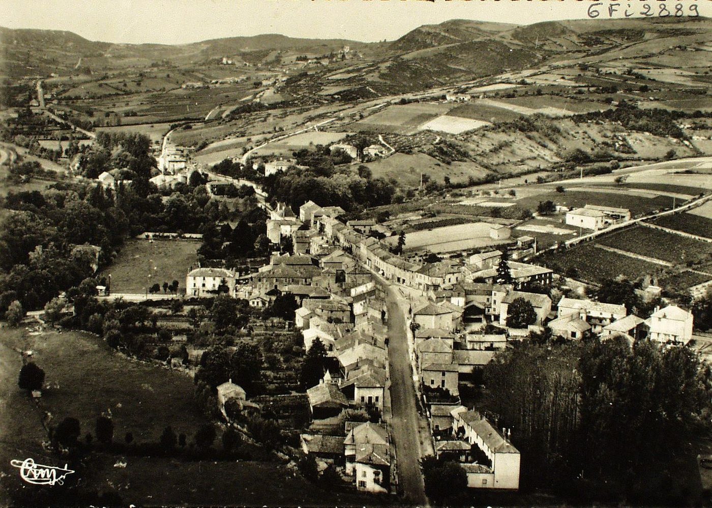 La Roche-Vineuse. Vue générale aérienne.