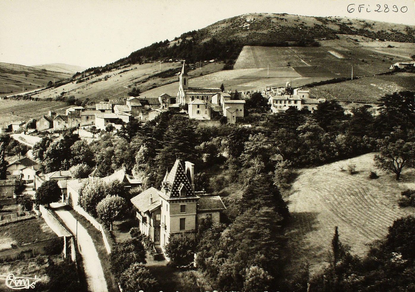 La Roche-Vineuse. L'église et le chalet. Vue aérienne.