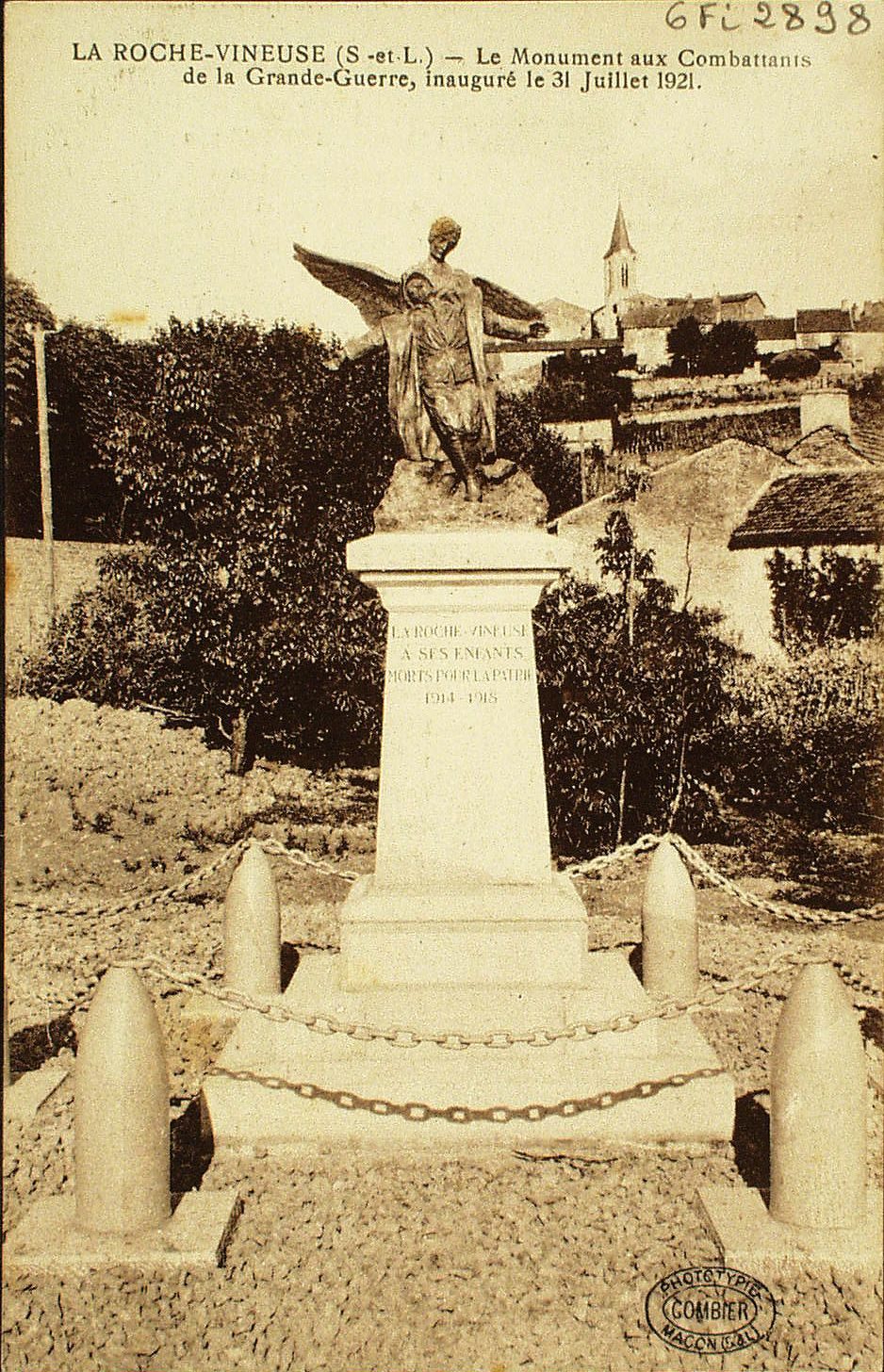 La Roche-Vineuse. Le monument aux combattants de la grande guerre, inauguré le 31 juillet 1921.