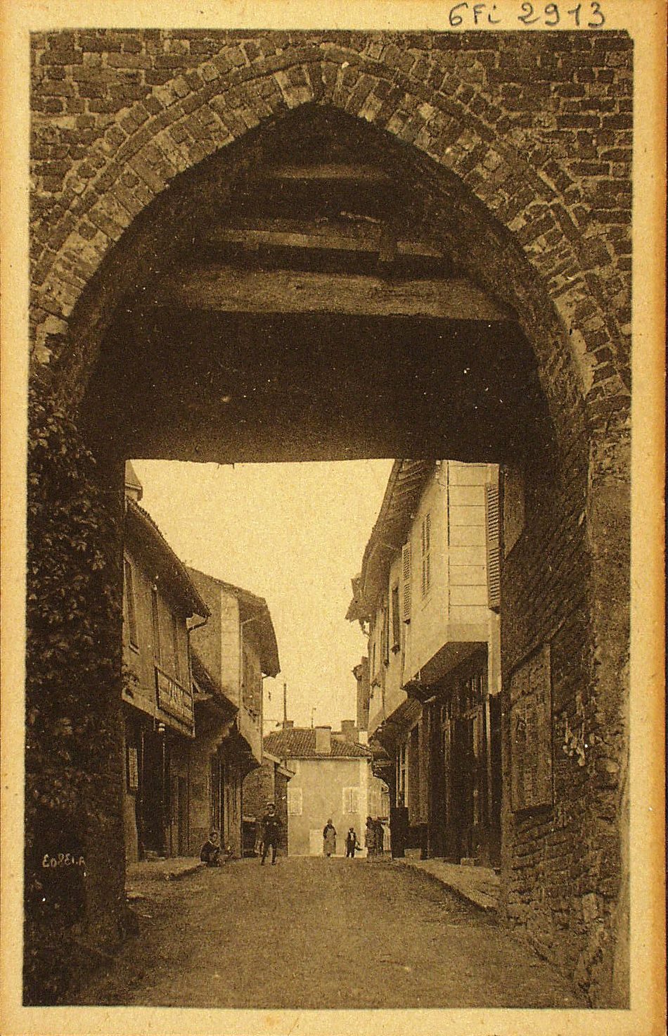 Romenay. Grande rue, vieille porte.