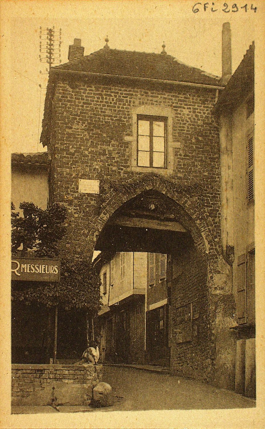 Romenay. Ancienne porte.