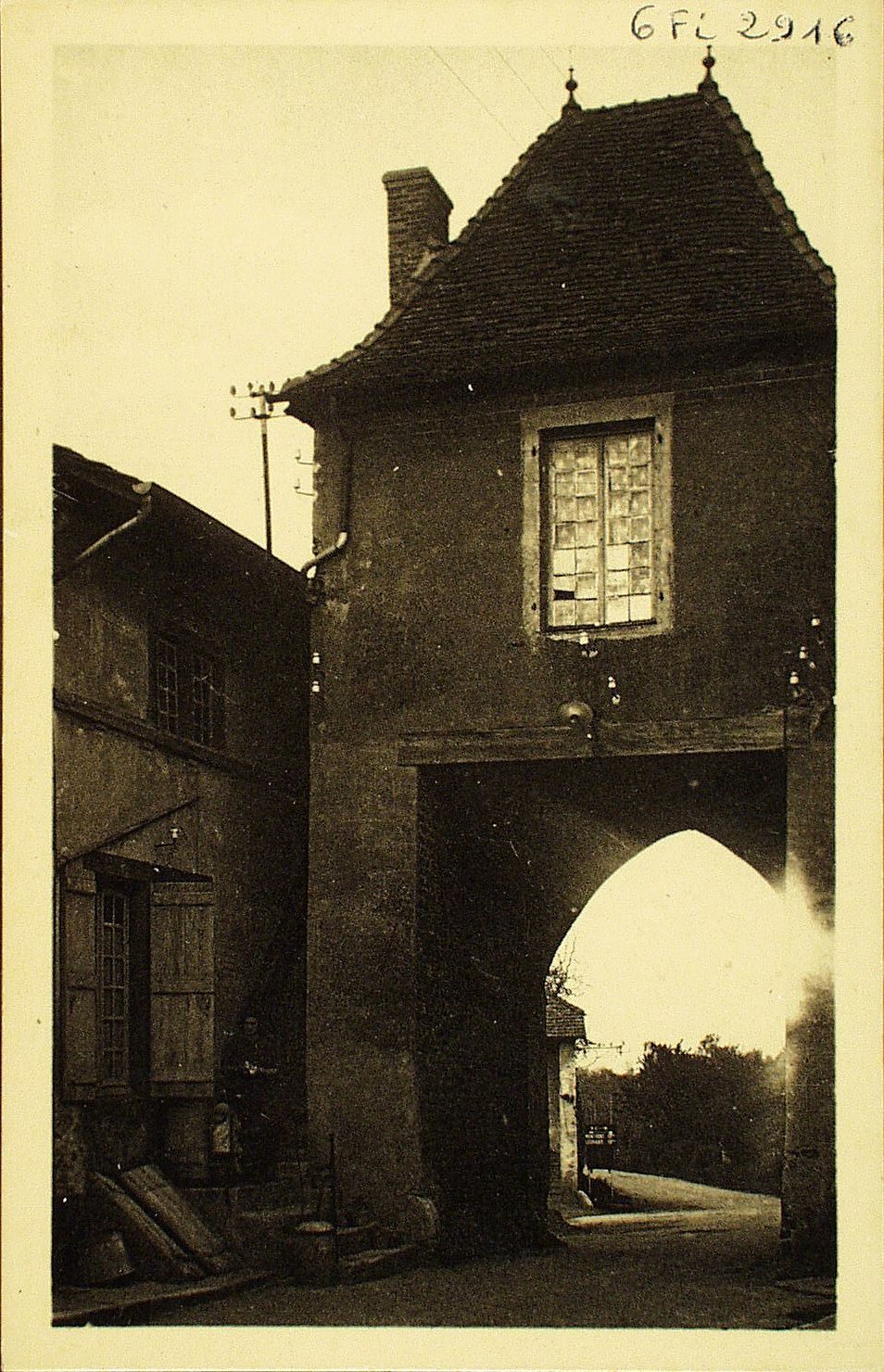 Romenay. Village rural de France. Exposition 1937. Ancienne porte.