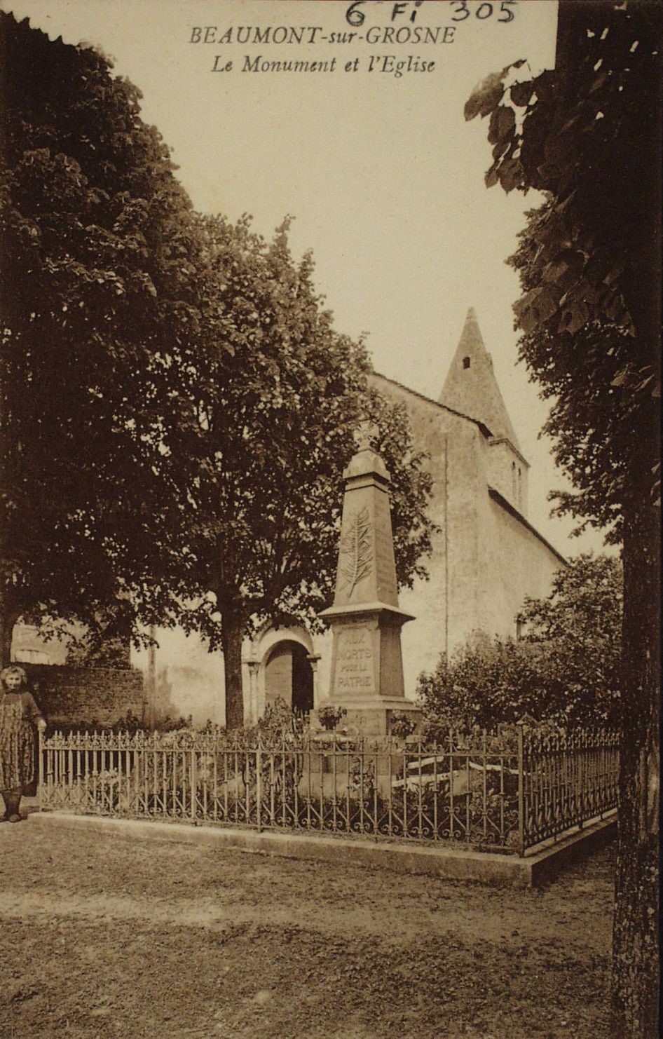 Beaumont-sur-Grosne. Le monument et l'église.