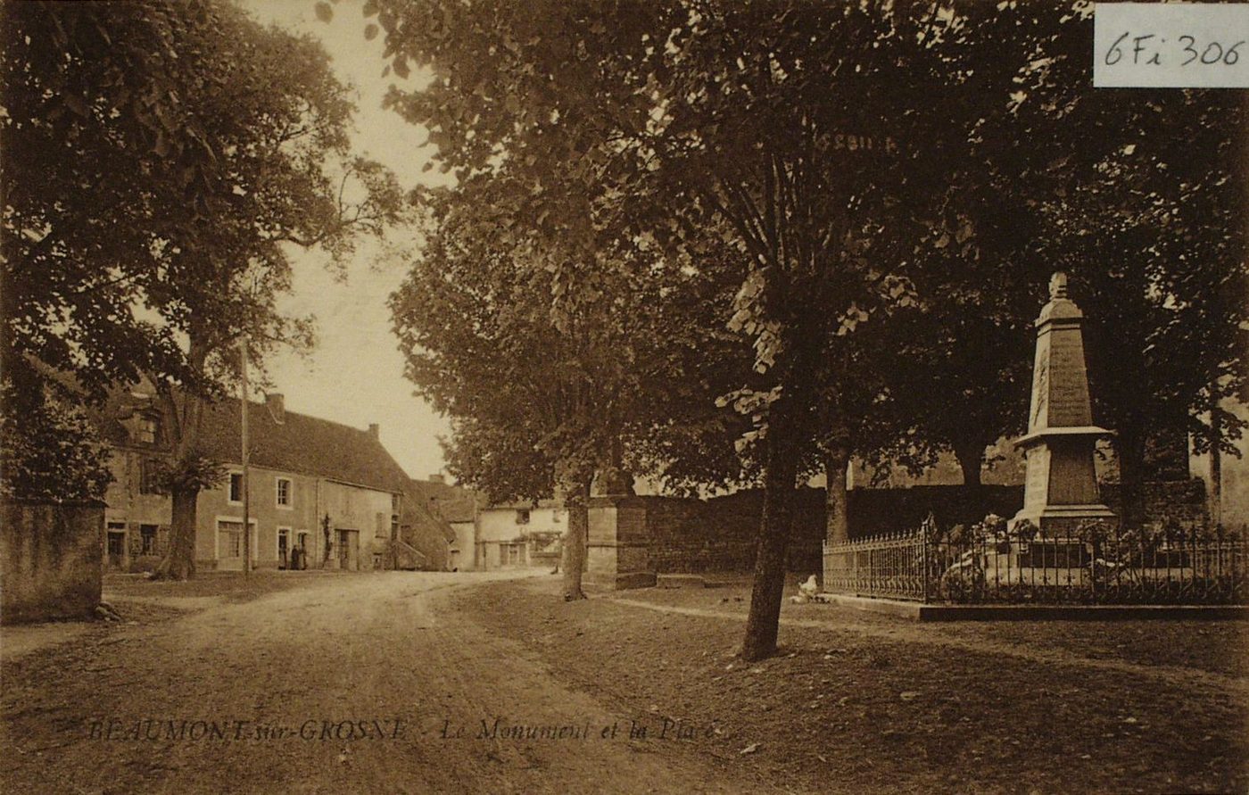 Beaumont-sur-Grosne. Le monument et la place.