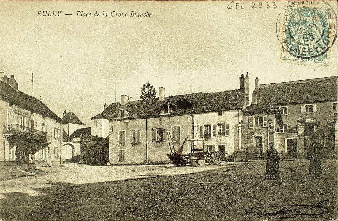 Rully. Place de la Croix Blanche.