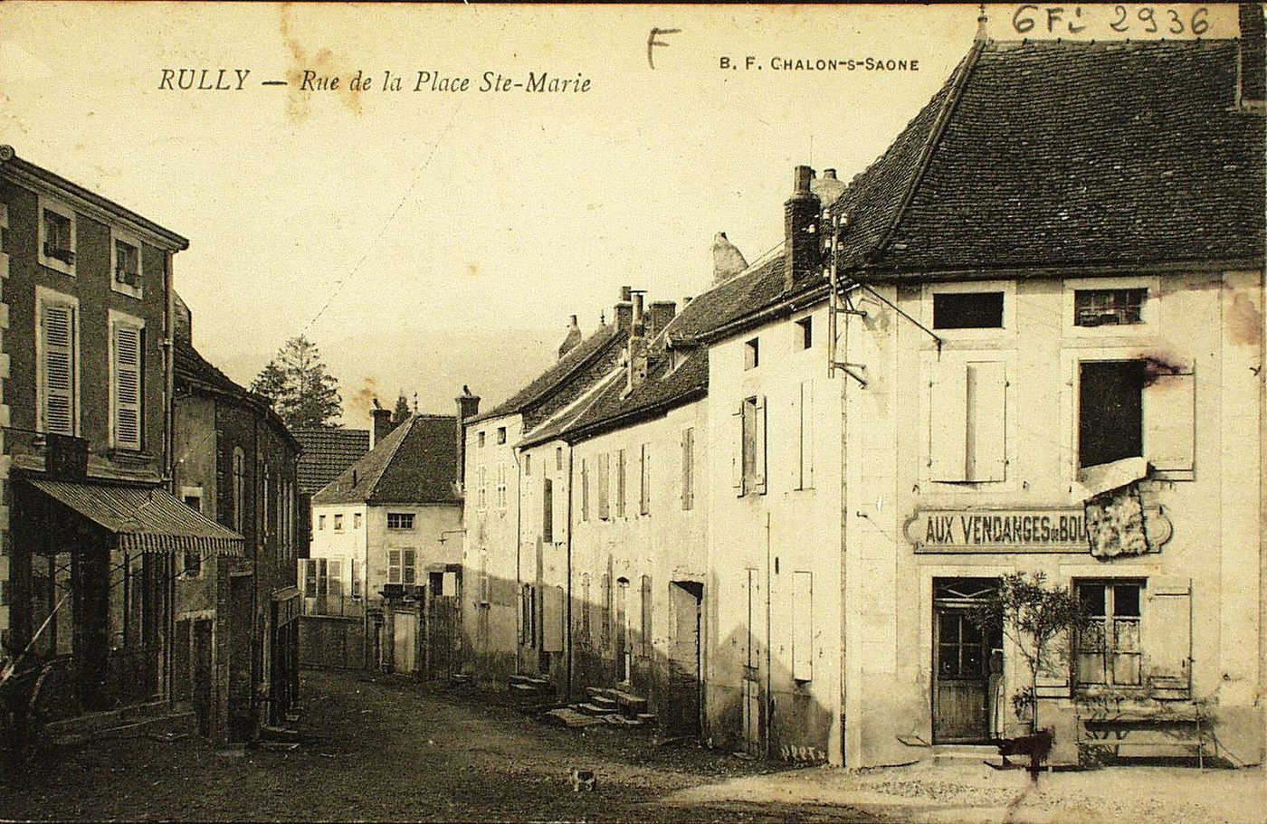 Rully. Rue de la place Saint-Marie.