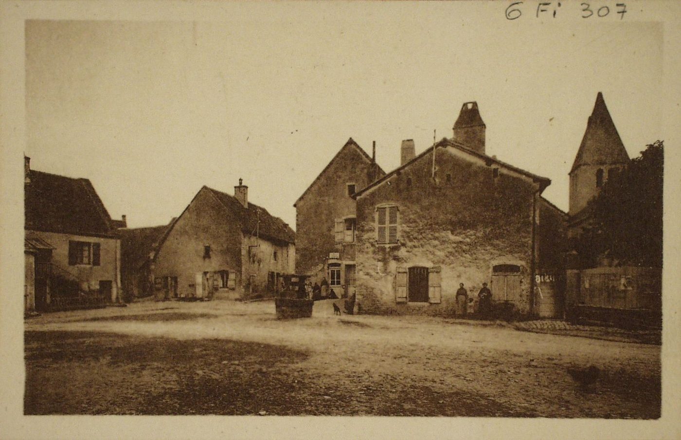 Beaumont-sur-Grosne. Place de l'église.
