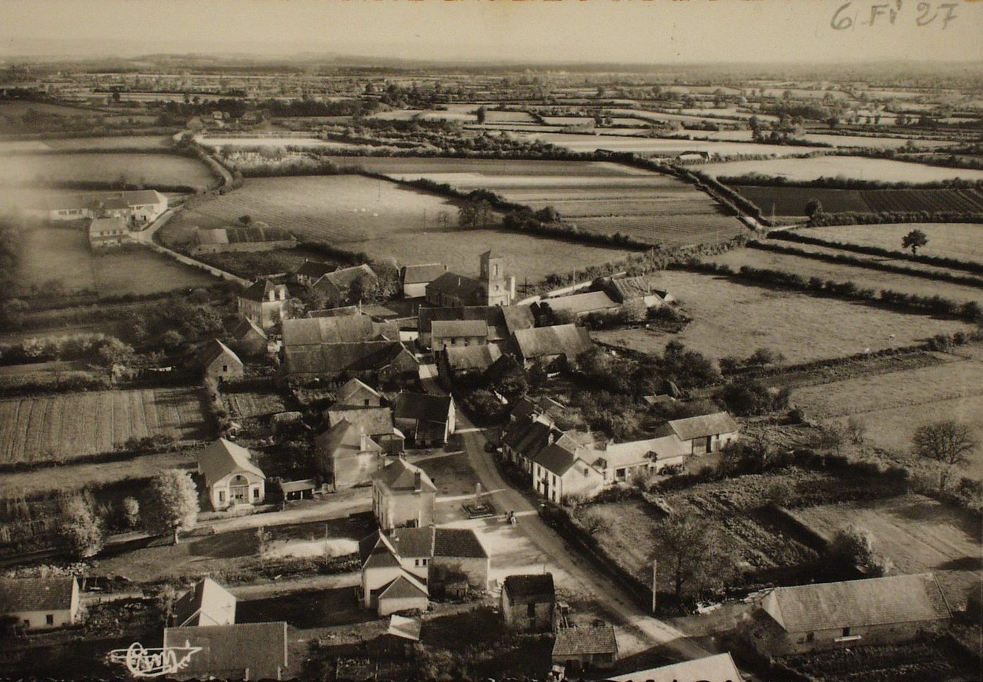 Antully. Vue générale aérienne.