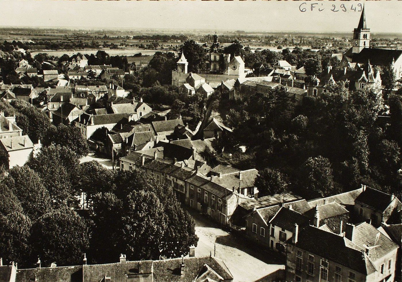 En avion au dessus de ... Rully. Vue générale. La place Sainte-Marie.