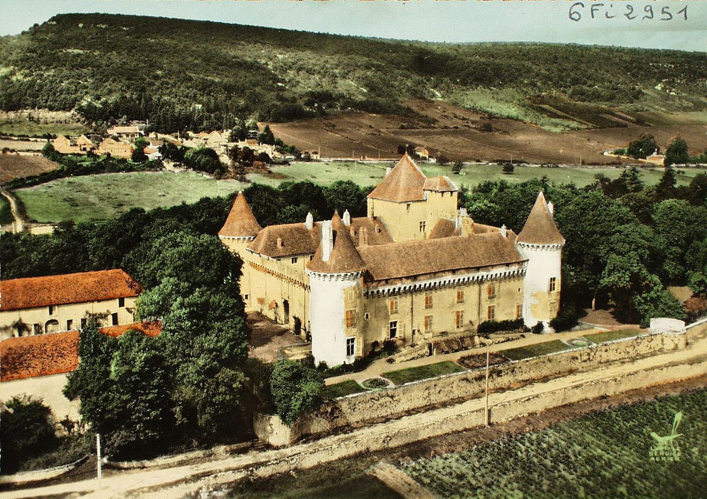 En avion au-dessus de ... Rully. Le château. Vue sur le vignoble et les grottes d'Agneux.
