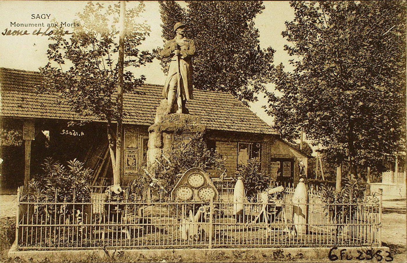 Sagy. Monument aux morts.
