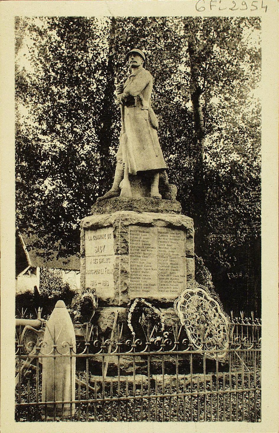 Sagy. Le monument aux morts.