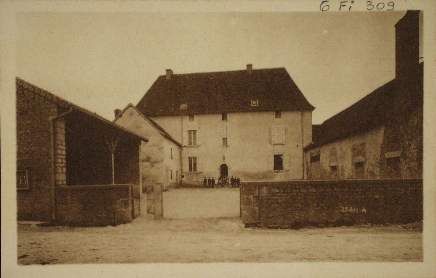 Beaumont-sur-Grosne. Mairie et écoles.