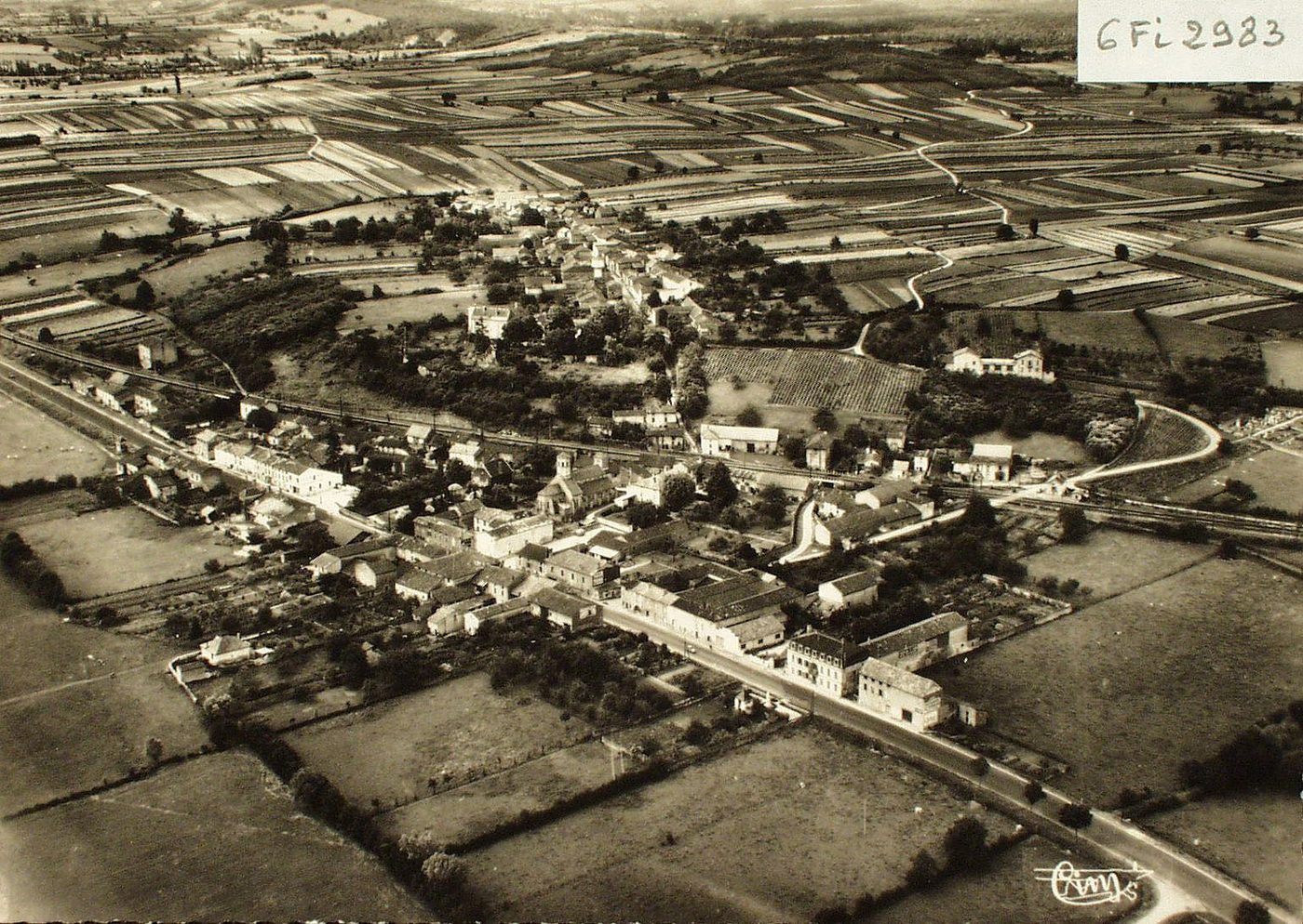 Saint-Albain. Vue générale aérienne (Route nationale n°6, la ligne Paris-Marseille et le château).