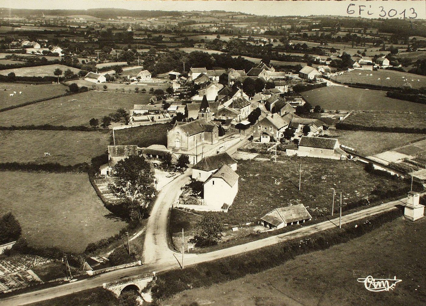Saint-Aubin-en-Charollais. Vue générale aérienne.